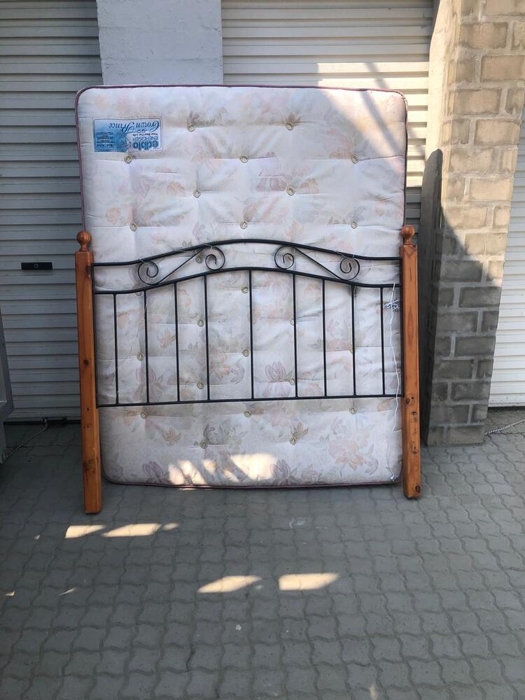 Burgundy  Self storage unit auction IB-8592